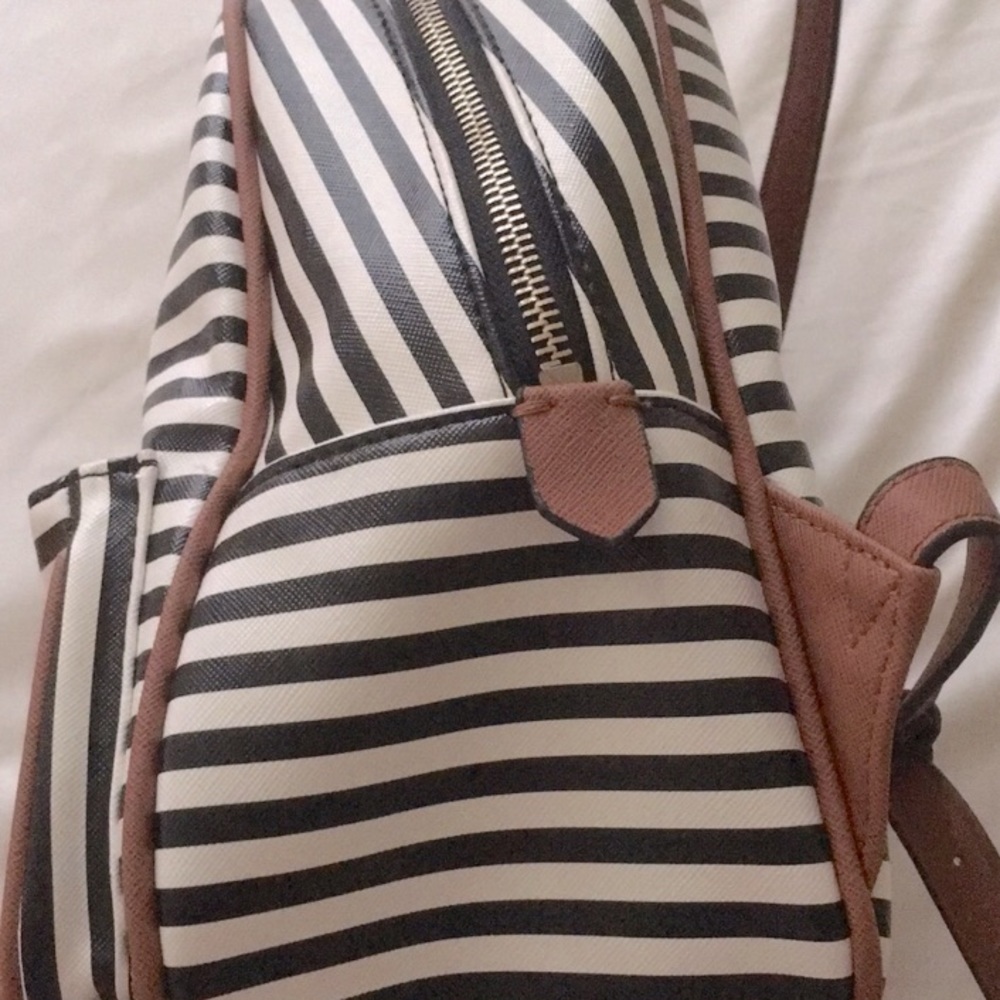 GUESS BACKPACK - Picture 2 of 4